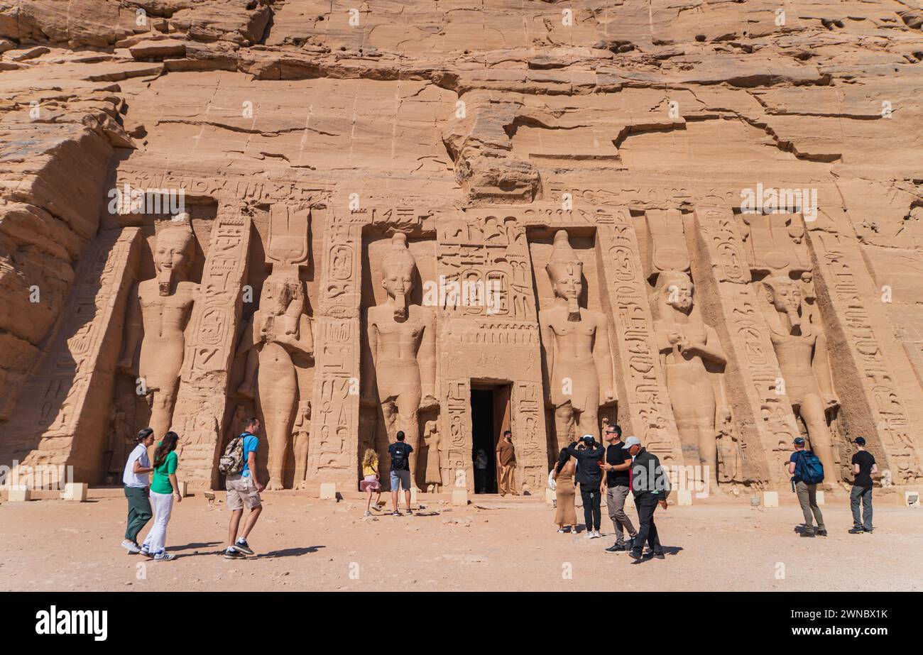 Il tempio più piccolo di Abu Simbal è dedicato alla dea Hathor, personificata da Nefertari, la più amata delle sue numerose mogli Foto Stock