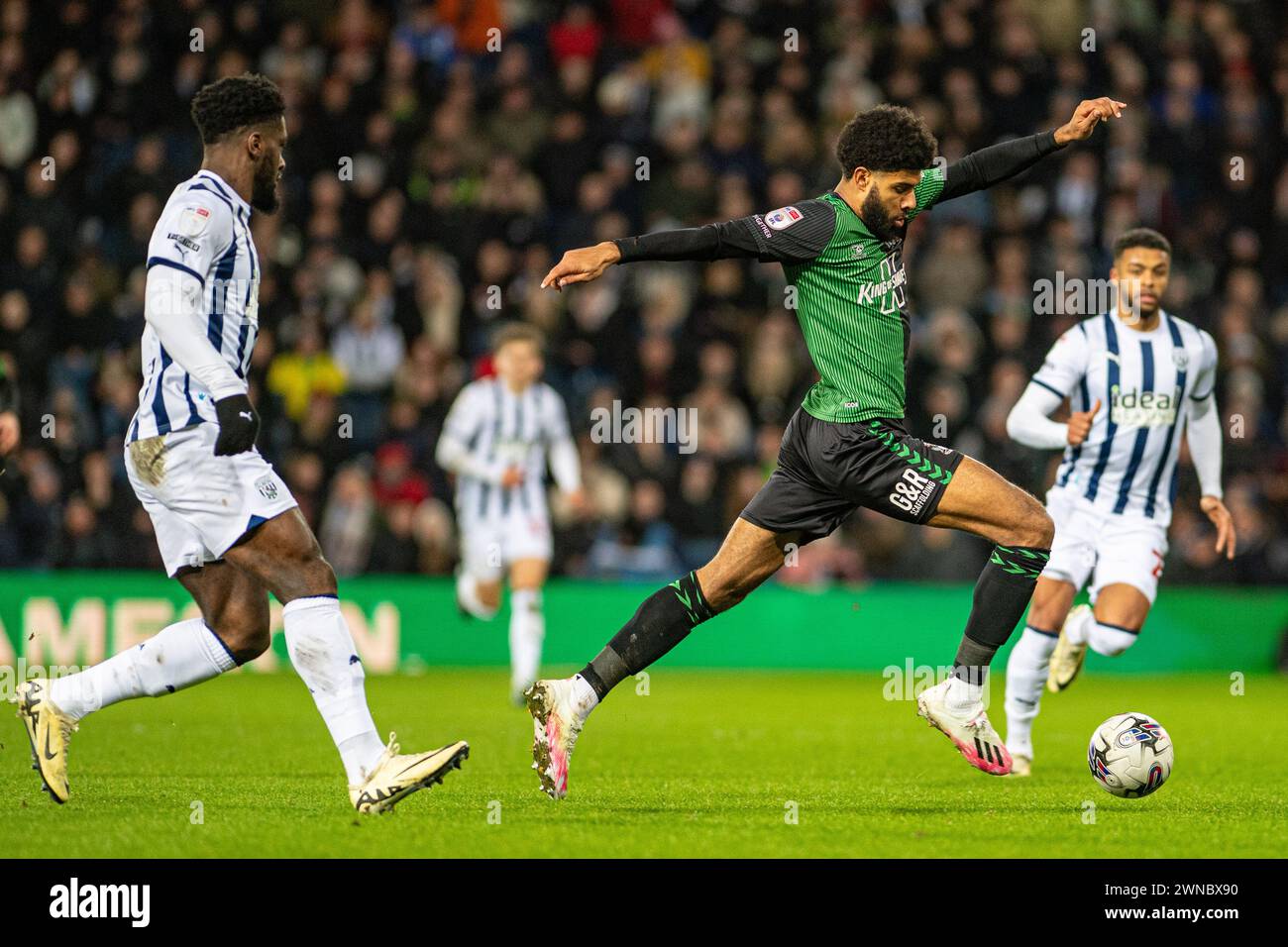 1 marzo 2024: The Hawthorns, West Bromwich, West Midlands, Inghilterra; EFL Championship Football, West Bromwich Albion contro Coventry City; Jay Dasilva di Coventry si allunga per battere Cedric Kipre di WBA Credit: Action Plus Sports Images/Alamy Live News Foto Stock