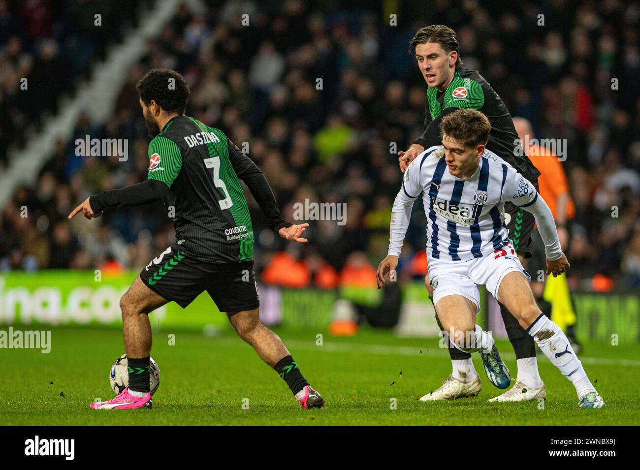 1 marzo 2024: The Hawthorns, West Bromwich, West Midlands, Inghilterra; EFL Championship Football, West Bromwich Albion contro Coventry City; Tom Fellows della WBA perde la palla contro Jay Dasilva di Coventry Credit: Action Plus Sports Images/Alamy Live News Foto Stock