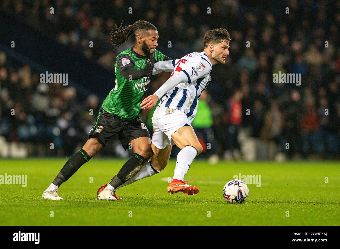 1 marzo 2024: The Hawthorns, West Bromwich, West Midlands, Inghilterra; EFL Championship Football, West Bromwich Albion contro Coventry City; Okay Yokuslu della WBA tiene a bada Kasey Palmer di Coventry Credit: Action Plus Sports Images/Alamy Live News Foto Stock