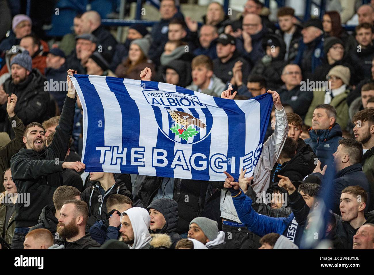 1 marzo 2024: The Hawthorns, West Bromwich, West Midlands, Inghilterra; EFL Championship Football, West Bromwich Albion contro Coventry City; i tifosi della WBA lanciano una bandiera verso i tifosi del Coventry Credit: Action Plus Sports Images/Alamy Live News Foto Stock