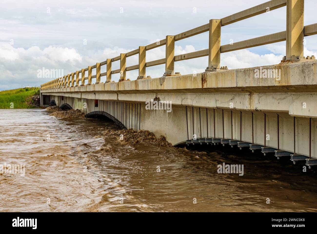 Le inondazioni che si innalzano dal fiume Highwood minacciano un ponte sull'autostrada 2 nel sud dell'Alberta nel giugno 2013. Foto Stock