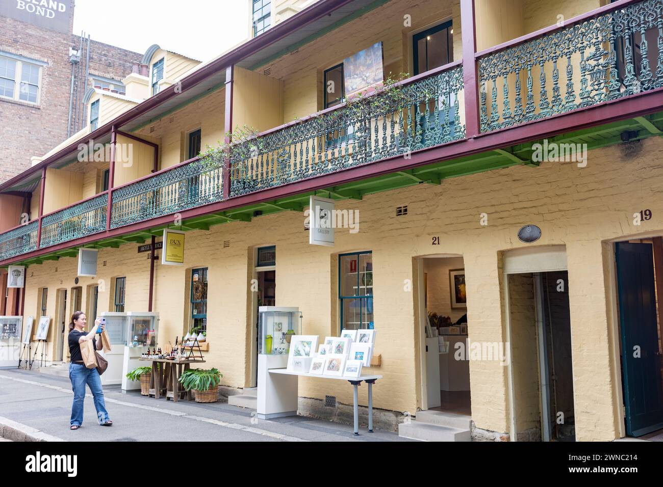 L'area di Rocks Sydney, insediamento coloniale e architettura, edifici patrimonio storico in Playfair Street ora ospita piccoli negozi e negozi d'arte, NSW Foto Stock