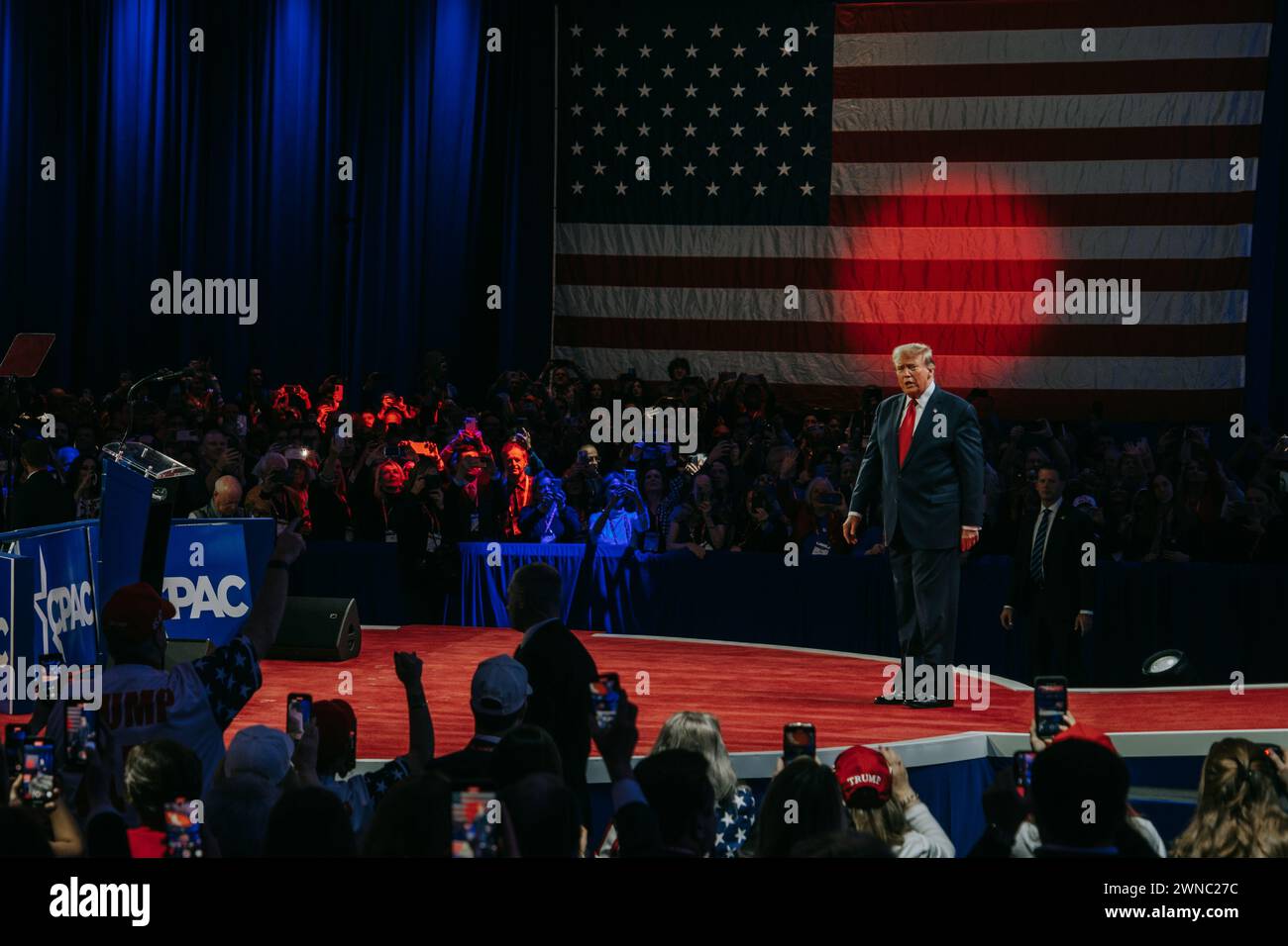 L'ex presidente Donald Trump saluta il pubblico alla Conservative Political Action Conference National Harbor, MD I partecipanti e gli oratori si riuniscono per la conferenza Conservative Political Action Conference National Harbor, MD Foto Stock