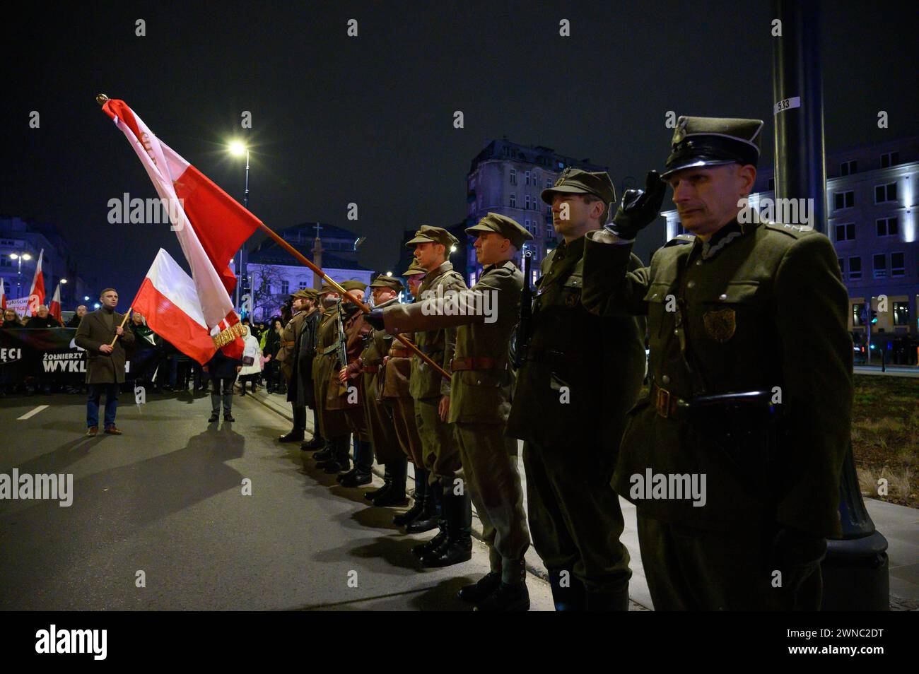 Giornata Nazionale della memoria dei soldati maledetti a Varsavia. I membri di un gruppo di prove rendono omaggio ai soldati maledetti caduti il 1° marzo 2024 a Varsavia, Polonia. Alcune decine di persone hanno preso parte alla giornata nazionale della memoria dei soldati maledetti. I soldati maledetti erano membri di vari gruppi armati pro-indipendenza e anti-comunisti partigiani che, a partire dal 1944, combatterono contro l'occupazione sovietica e il regime comunista imposto da Mosca dopo la seconda guerra mondiale. Varsavia Polonia Copyright: XAleksanderxKalkax Foto Stock