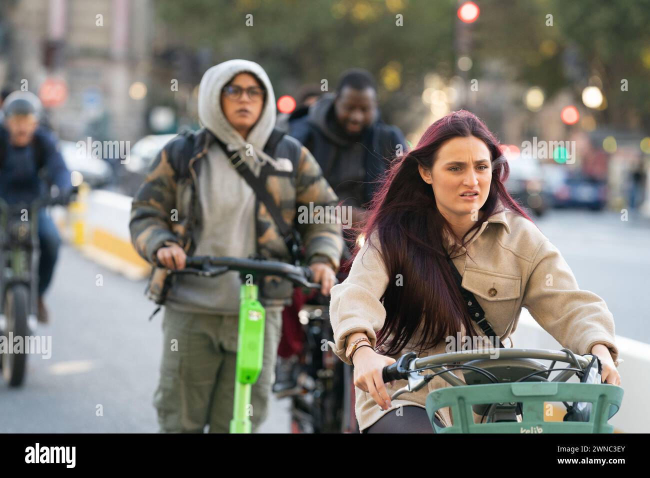 Persone a Parigi in sella a biciclette, biciclette e scooter Foto Stock