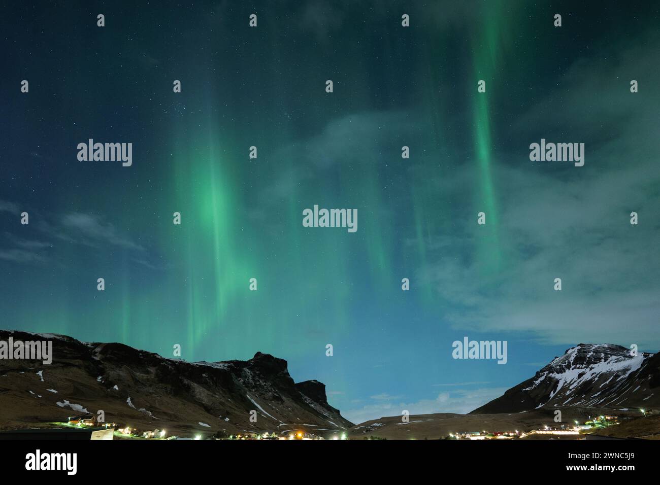 Aurora boreale e nuvole in Islanda nel cielo notturno invernale di Vik Foto Stock