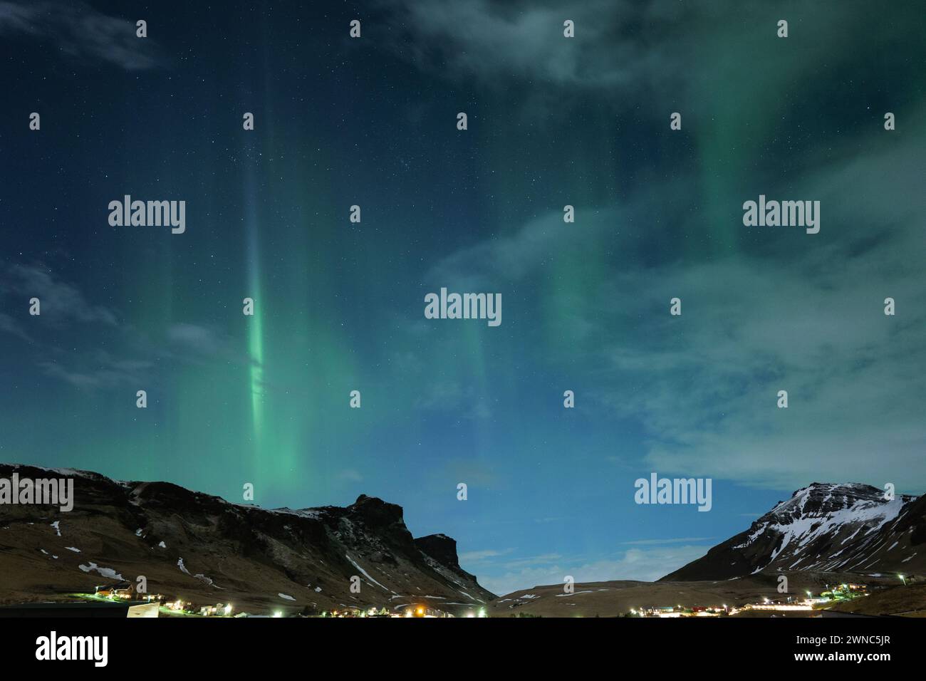 Aurora boreale e nuvole in Islanda nel cielo notturno invernale di Vik Foto Stock