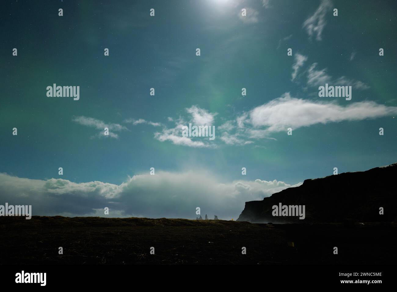 Aurora boreale e nuvole in Islanda nel cielo notturno invernale di Vik Foto Stock