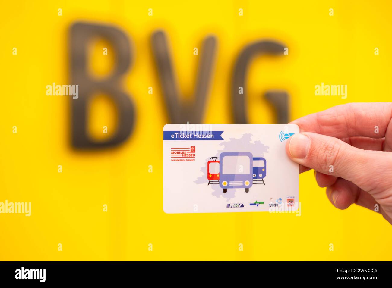 Biglietto elettronico a mano maschio Deutschland-Ticket, logo BVG Berliner Transport Services principale vettore di trasporto pubblico a Berlino, viaggi, trasporti pubblici Foto Stock