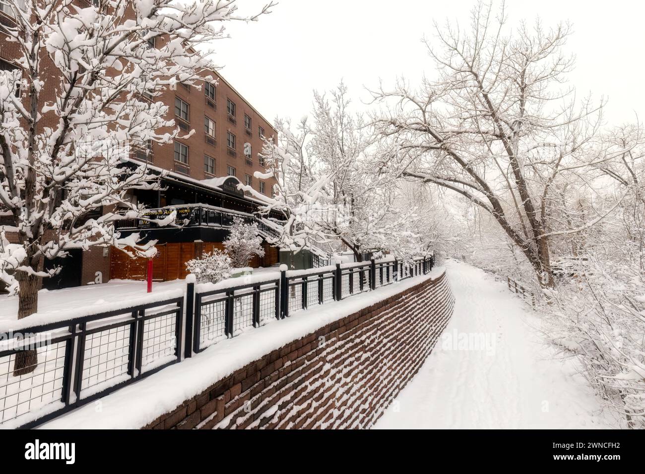 Clear Creek Trail e Golden Hotel in inverno - Golden, Colorado, Stati Uniti Foto Stock