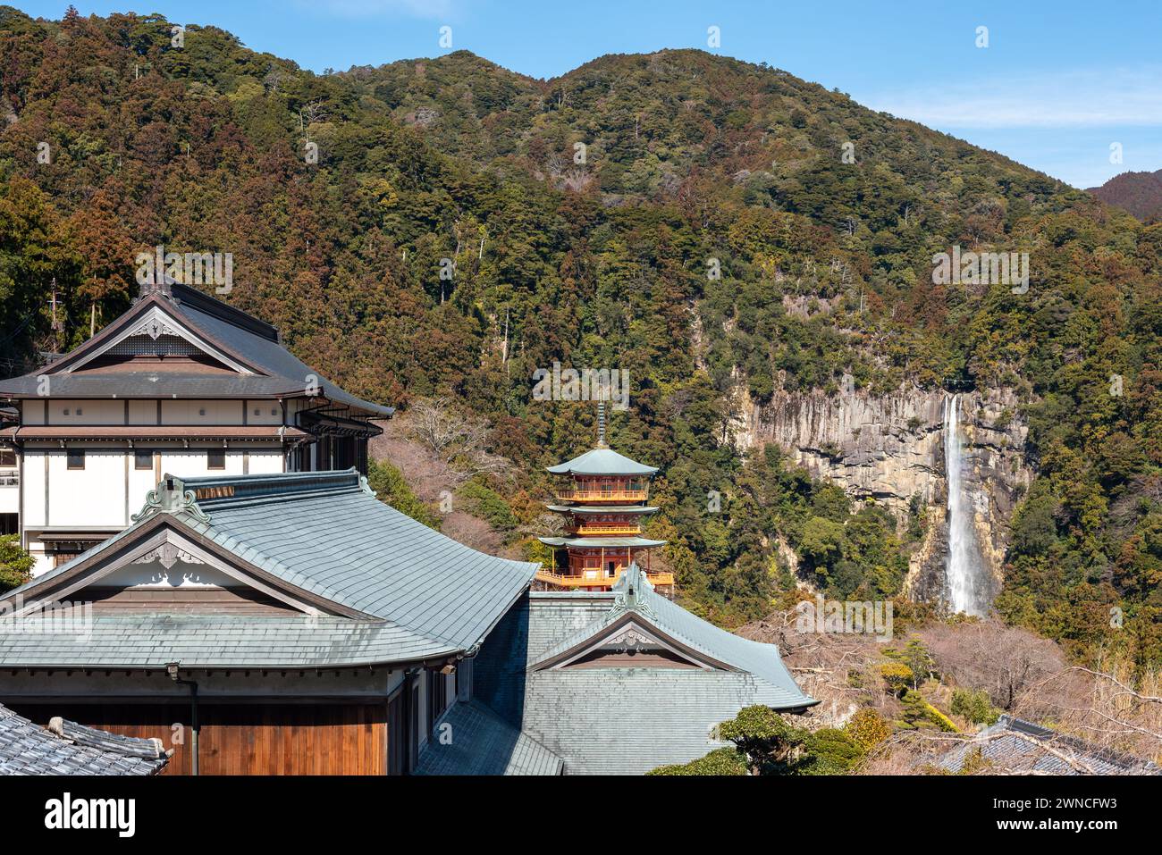 Pagoda a tre piani del tempio buddista Seiganto-ji Tendai nella prefettura di Wakayama, in Giappone, con le cascate Nachi sullo sfondo Foto Stock