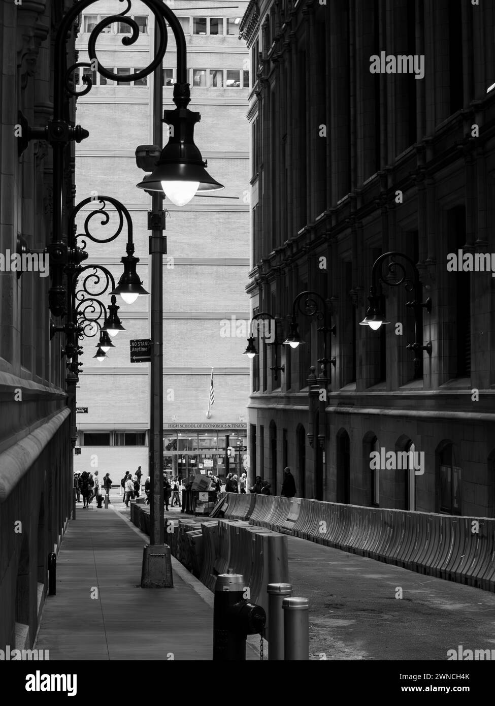 Scena di strada in bianco e nero a Manhattan con un lampione ornato e edifici storici, New York City. Foto Stock