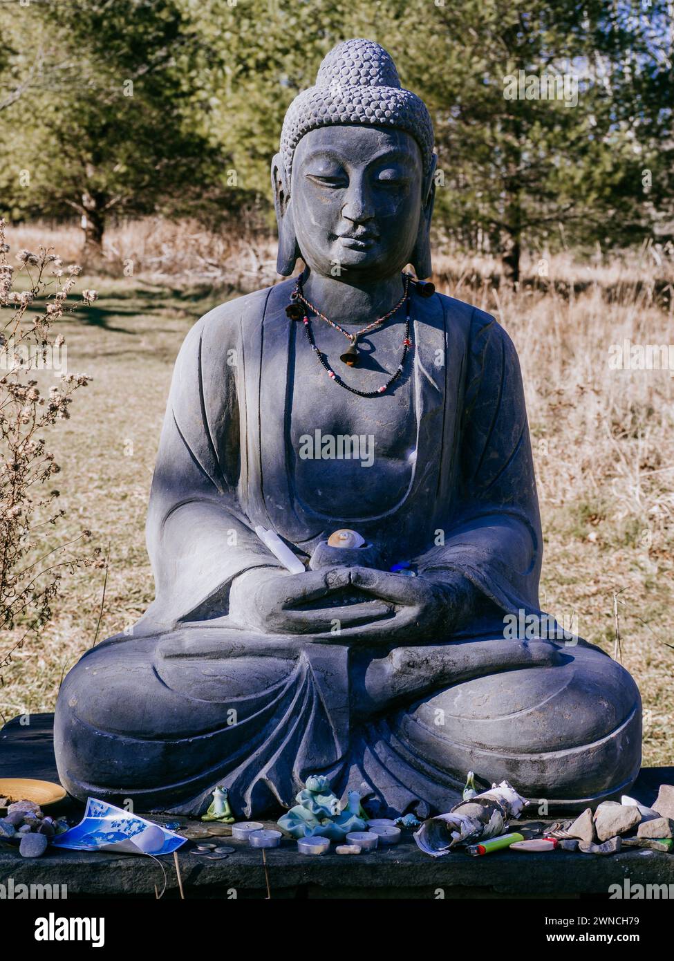 Statua di Buddha in pietra seduta all'aperto in un tempio buddista a Woodstock, New York, USA. Foto Stock