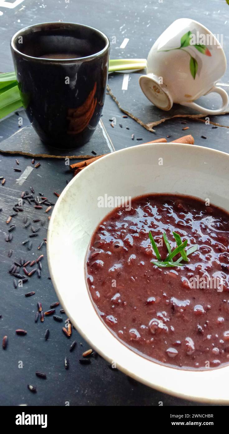 foto del cibo sotto forma di riso nero appiccicoso con latte Foto Stock