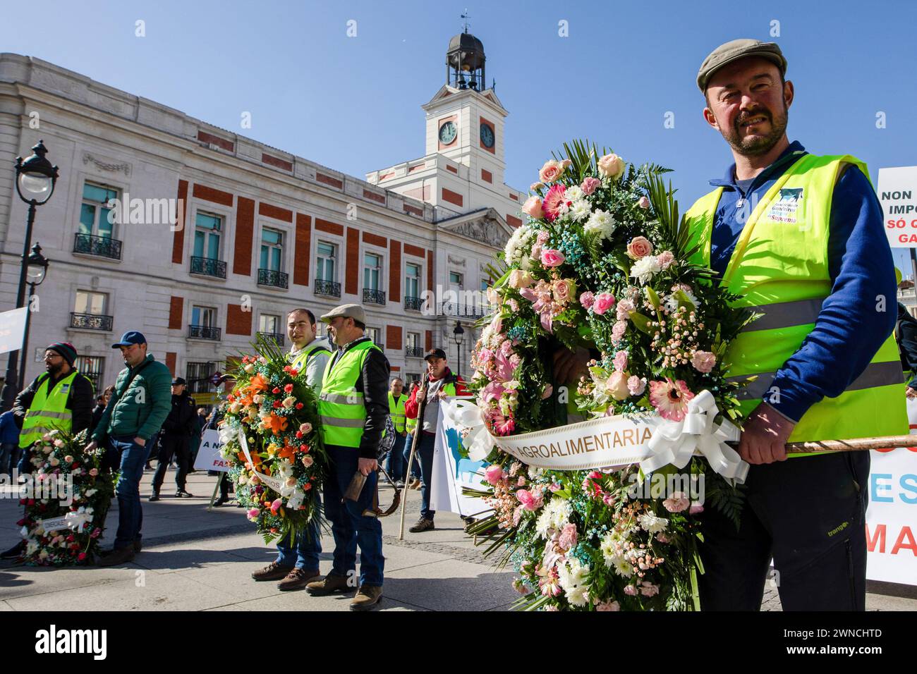 Madrid, Spagna. 1 marzo 2024. Un allevatore porta una corona funeraria durante una dimostrazione in piazza Puerta del Sol a Madrid. Un gruppo di allevatori galiziani si è riunito durante la mattina nel centro di Madrid con una bara e ghirlande funebri per rappresentare la "morte della campagna galiziana" credito: SOPA Images Limited/Alamy Live News Foto Stock