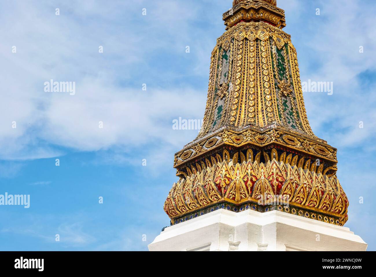 Phra Chedi Songkhrueang: Uno dei quattro stupa decorati accanto al Phra si Rattana Chedi a Wat Phra Kaew, il Tempio del Buddha di Smeraldo Foto Stock