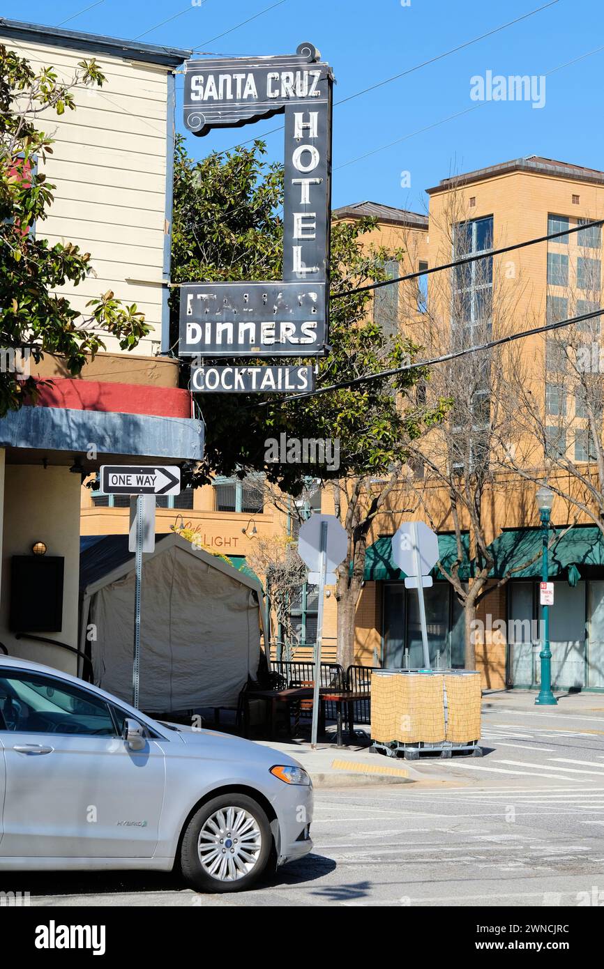 Cartello con la scritta a: Ex Santa Cruz Hotel, precedentemente Germania Hotel and the Railroad Hotel; edificio costruito nel 1877; centro di Santa Cruz, California. Foto Stock