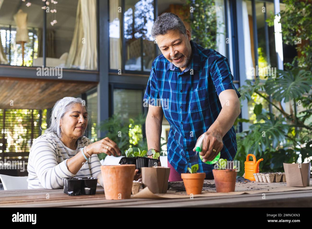 Donna birazziale anziana e uomo birazziale amano fare giardinaggio insieme Foto Stock