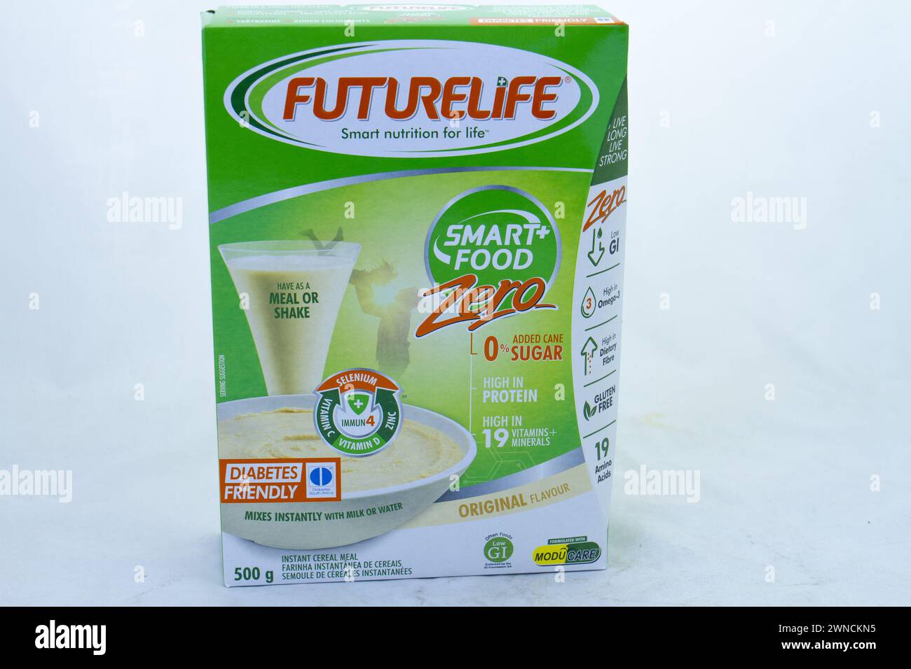Johannesburg, Sud Africa - una scatola di crusca d'avena Futurelife isolata su uno sfondo chiaro con spazio di copia in formato orizzontale Foto Stock