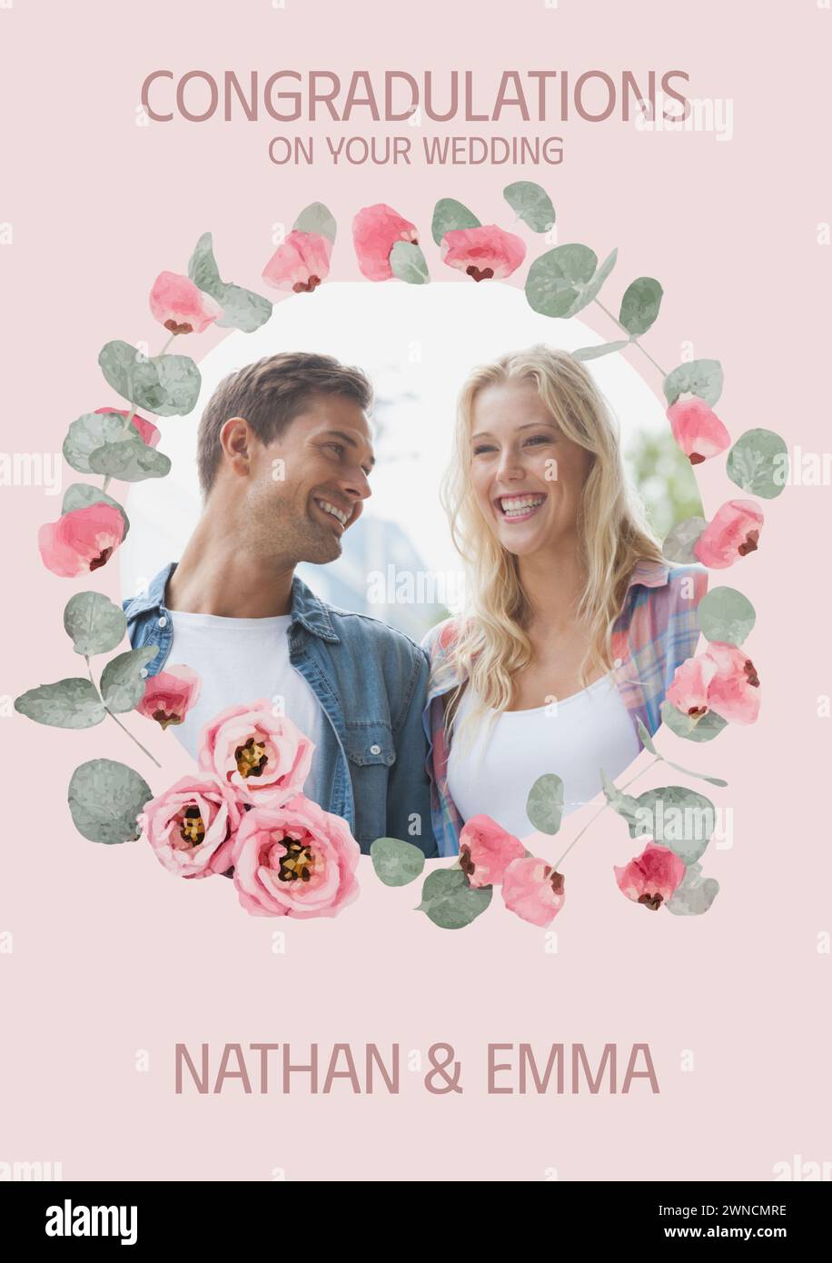 Celebrando l'amore, una coppia incorniciata da una corona floreale irradia gioia e compagnia Foto Stock