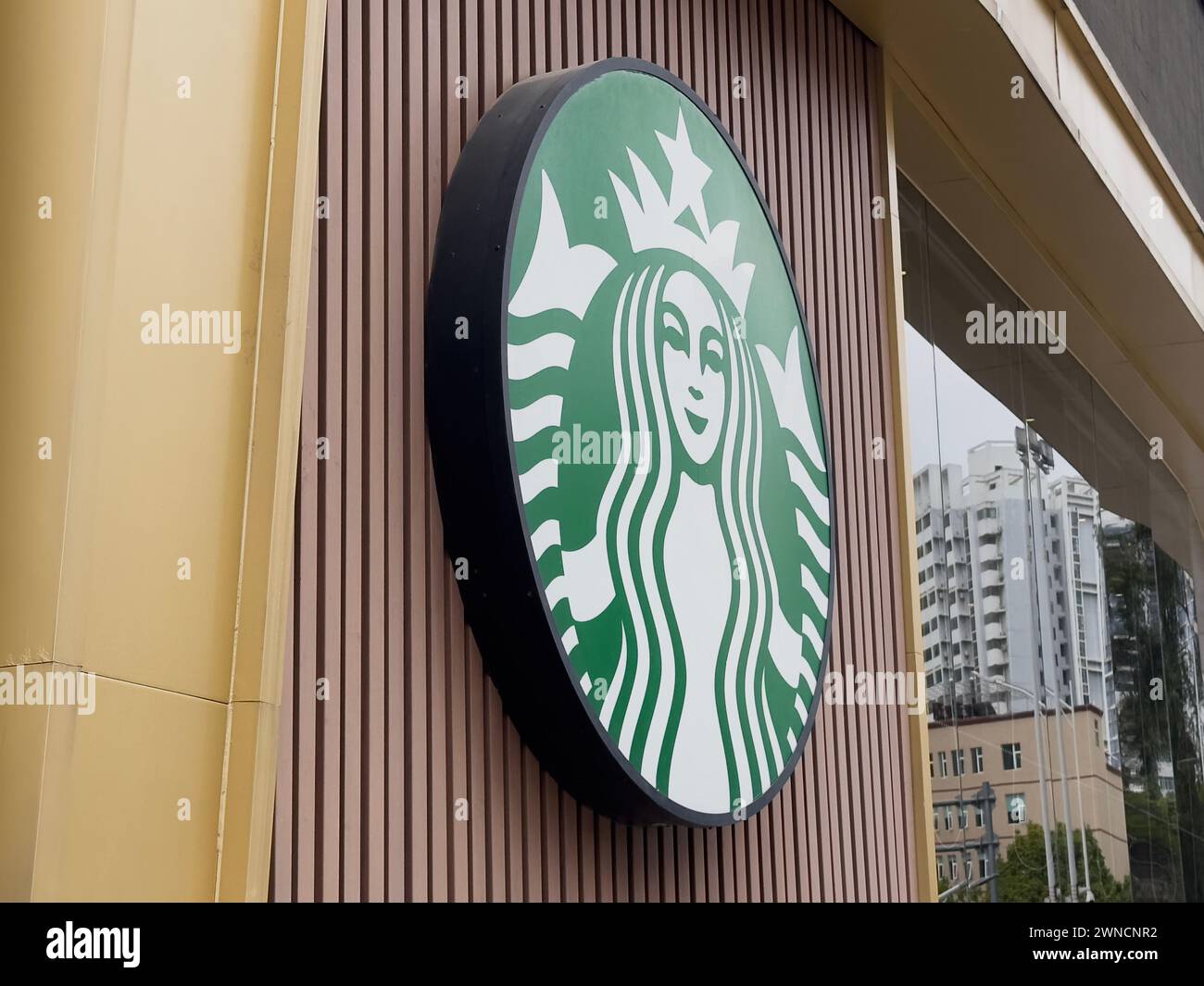Nanning, Cina - 27 febbraio 2024: Cartello Starbucks Coffee Shop. Starbucks Corporation è un'azienda americana di caffè e una catena di caffetterie a livello mondiale. Foto Stock
