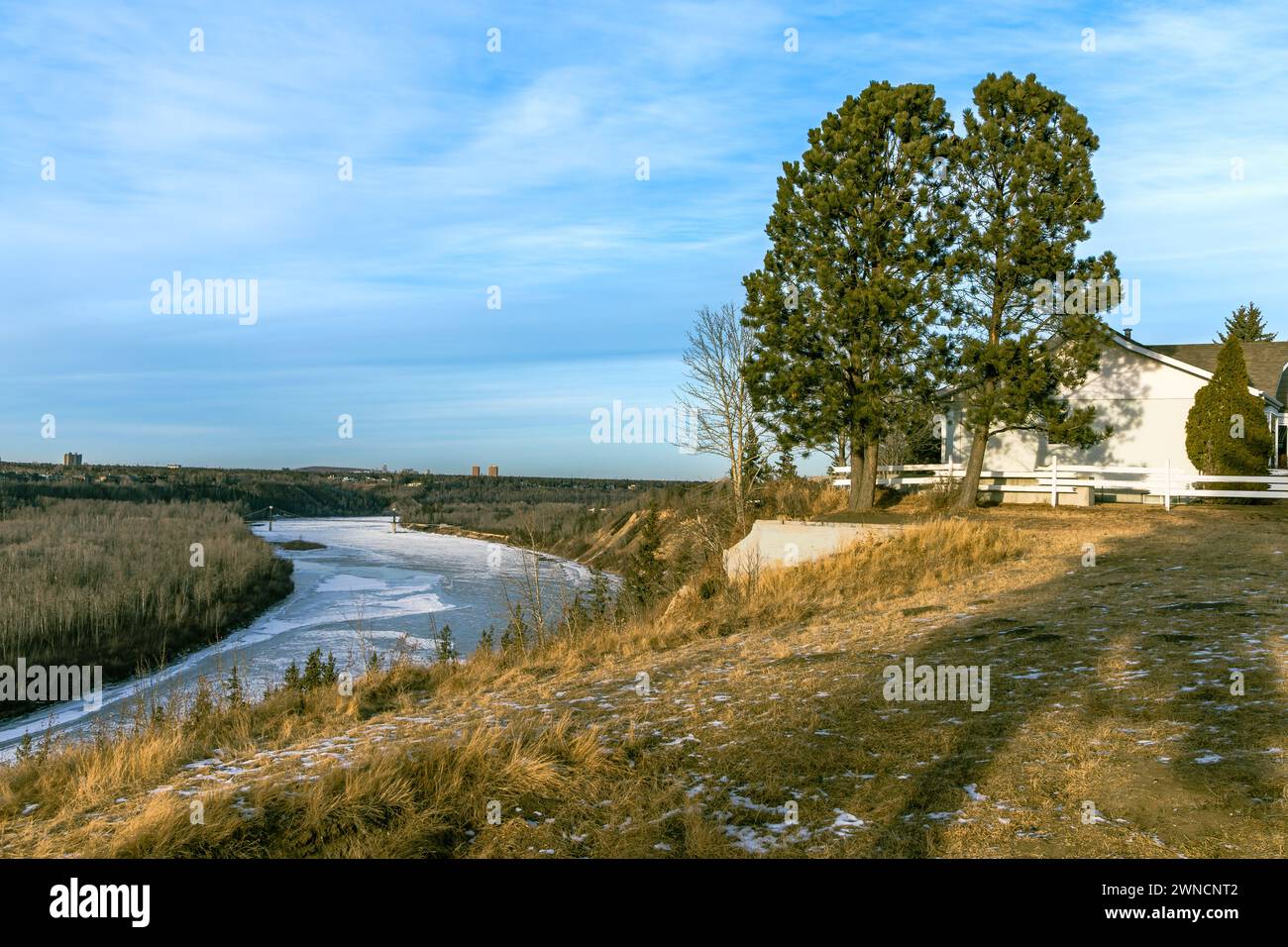 Paesaggio della valle del fiume Saskatchewan settentrionale nella città di Edmonton con passerella pedonale e ghiaccio Foto Stock