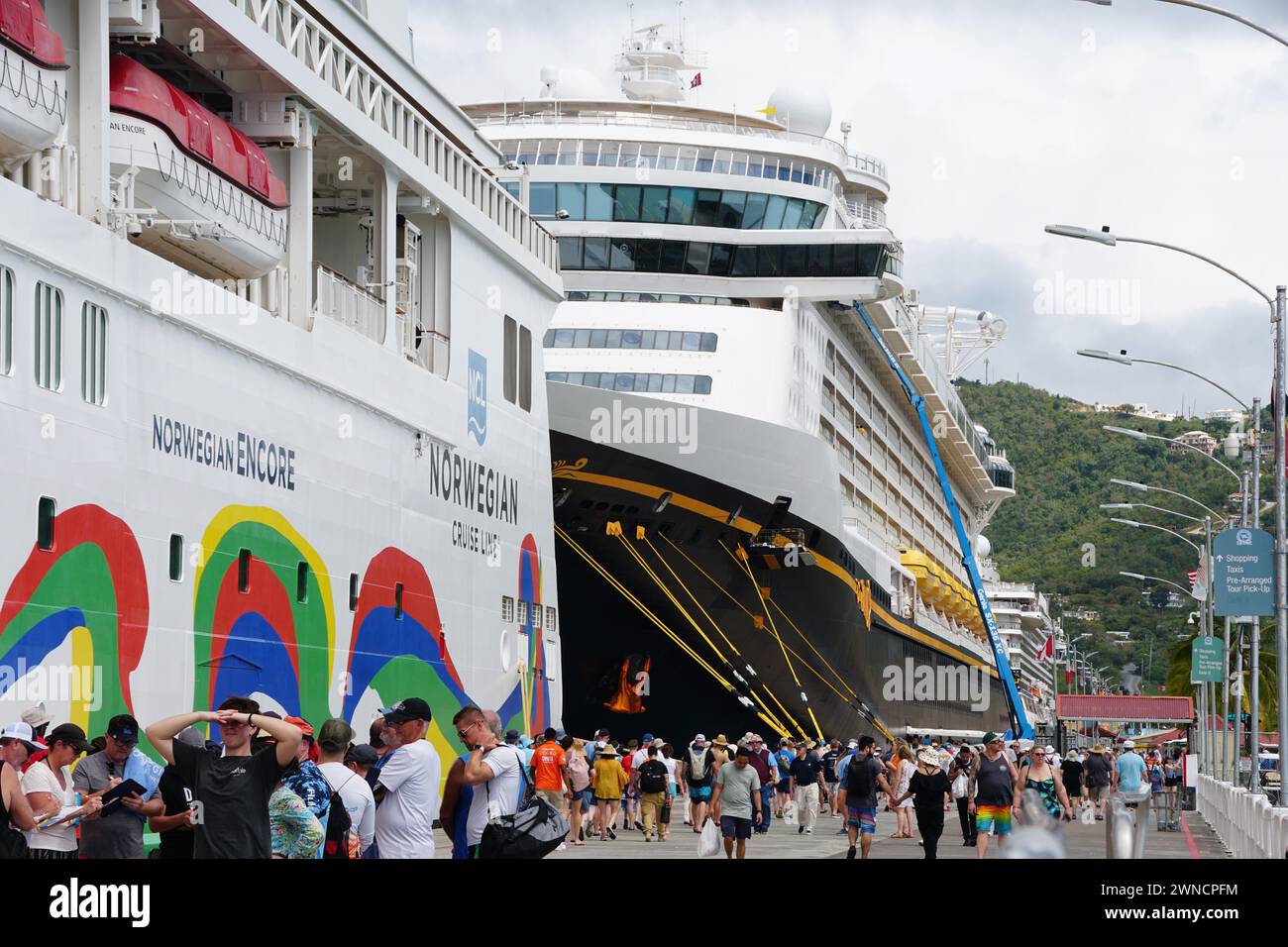 St Thomas, Stati Uniti Virgin Island - 21 febbraio 2024 - i passeggeri della nave da crociera camminano sul molo per la città Foto Stock