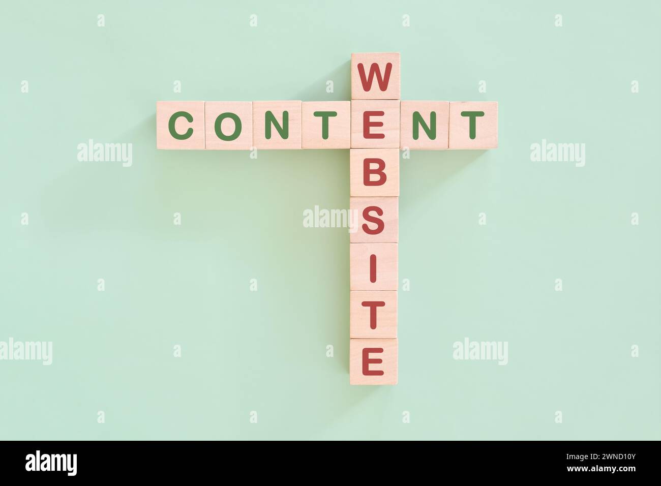 Concetto di creazione dei contenuti del sito Web. Puzzle a parole incrociate, tipografia piatta su sfondo verde. Foto Stock
