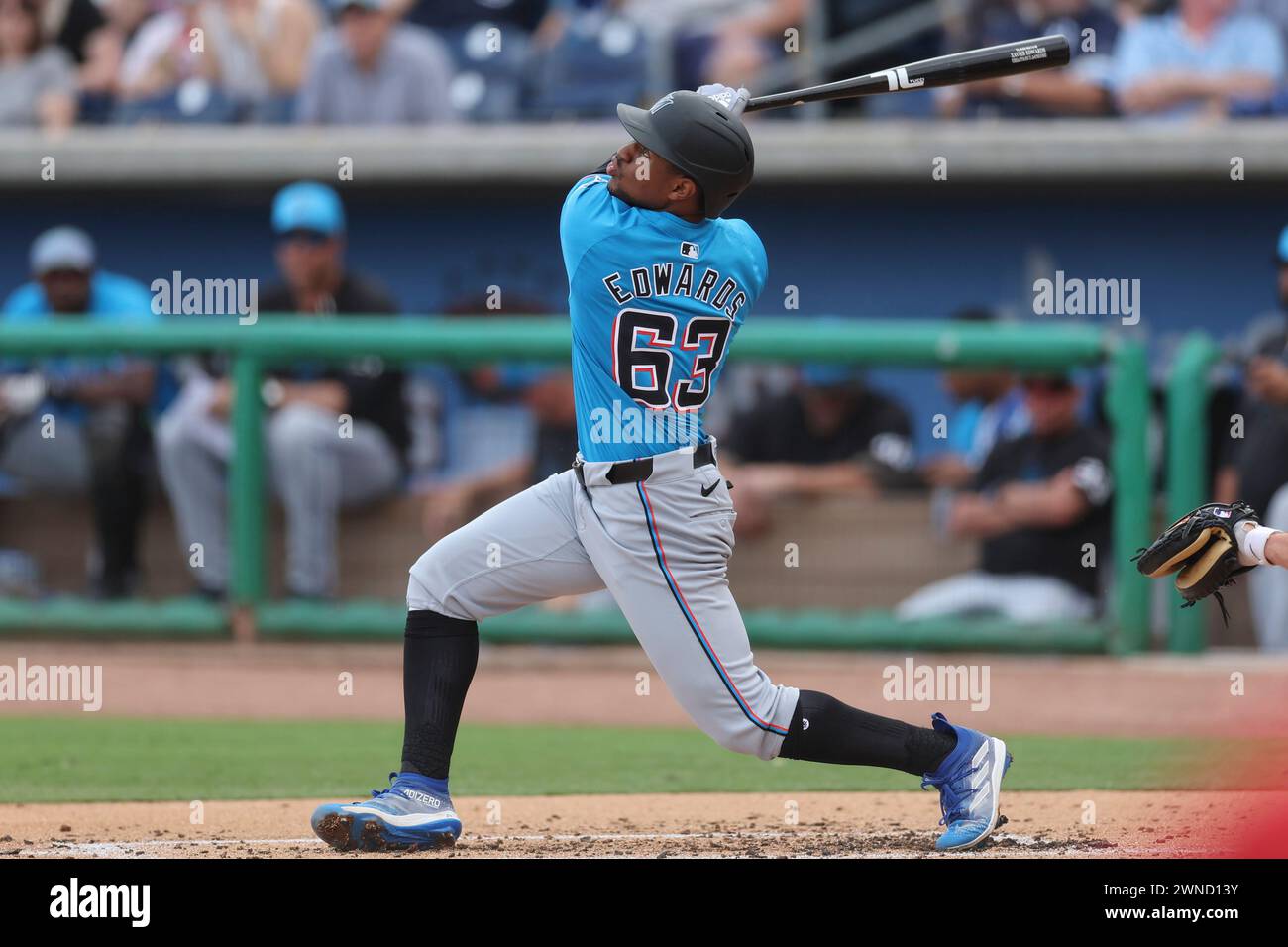 Clearwater, Florida, Stati Uniti. 1 marzo 2024. L'interbase dei Miami Marlins Xavier Edwards (63) arriva all'interbase dei Philadelphia Phillies Trea Turner (7) nel secondo inning durante una partita di allenamento primaverile della MLB il 1 marzo 2024 al BayCare Ballpark. I Phillies e Marlins giocarono con un pareggio di 6-6. (Credit Image: © Kim Hukari/ZUMA Press Wire) SOLO PER USO EDITORIALE! Non per USO commerciale! Foto Stock