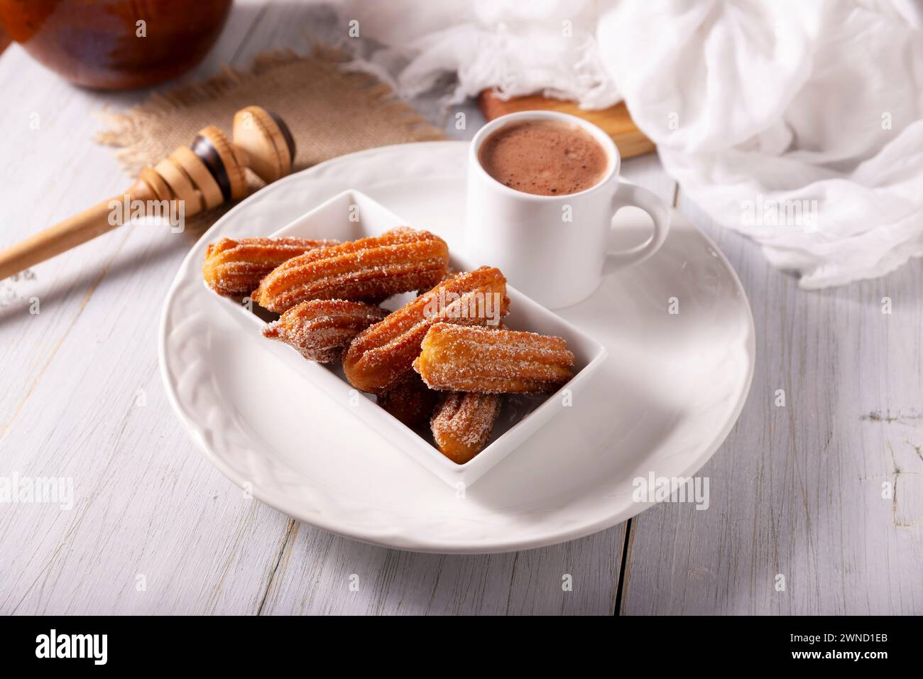 Churros. Pasta di farina di grano fritto, uno snack dolce molto popolare in Spagna, Messico e altri paesi dove è consuetudine mangiarli per la prima colazione o s Foto Stock