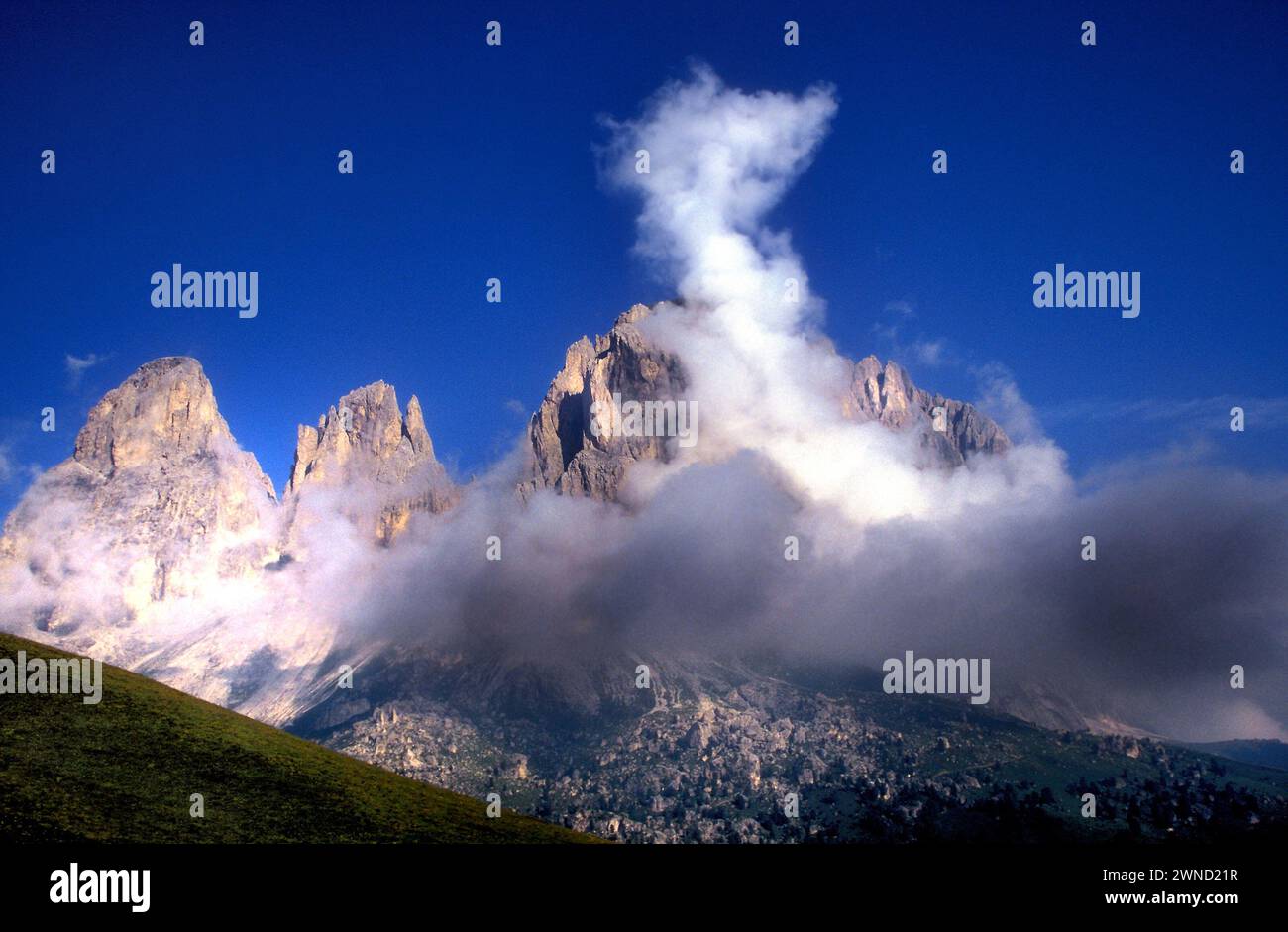 Nuvola mattutina sul gruppo Langkofel, alto Adige, Italia Foto Stock