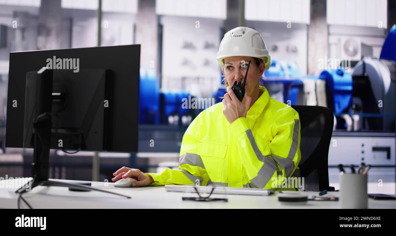 Donna che lavora nella generazione di energia elettrica delle centrali elettriche Foto Stock