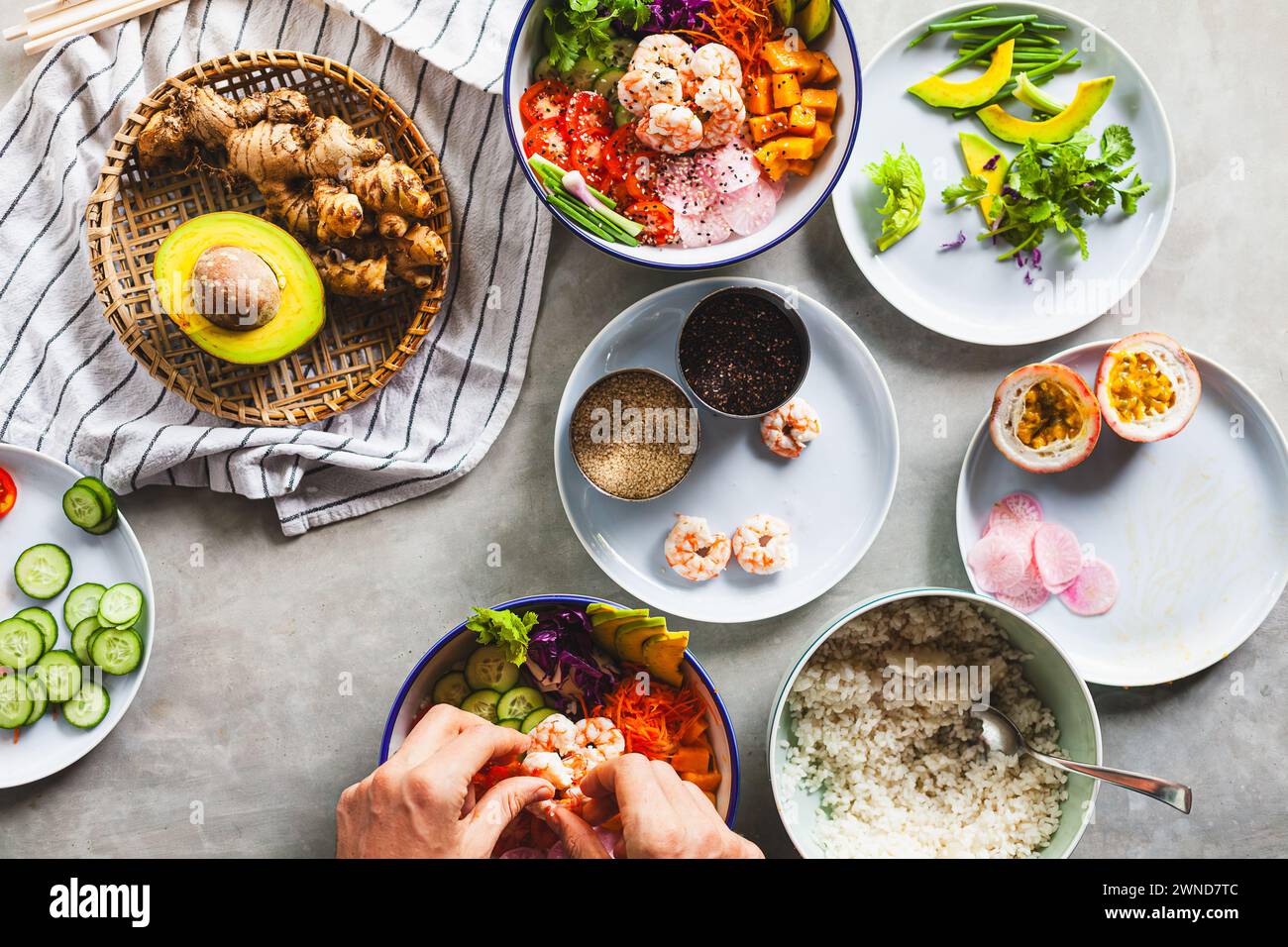 Una ciotola con gamberi preparata dallo chef contenente riso bianco, mango, avocado, pomodoro, cetriolo, ecc.. Foto Stock