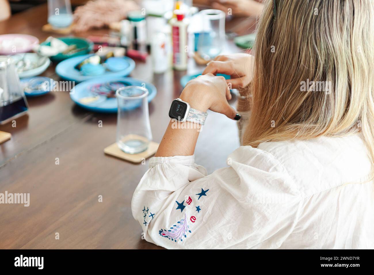 Gruppi diversi che cenano insieme a tavola con piatti Foto Stock