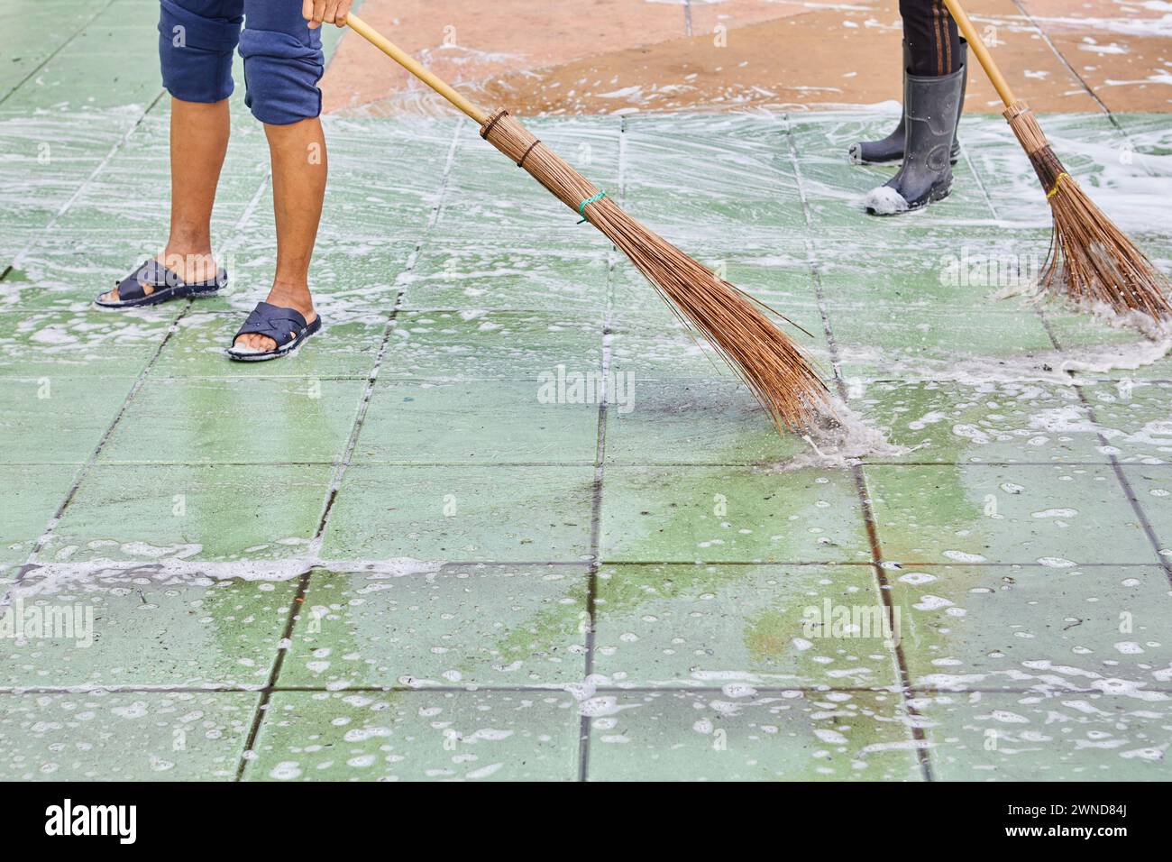 La parte bassa delle persone pulisce il pavimento Foto Stock