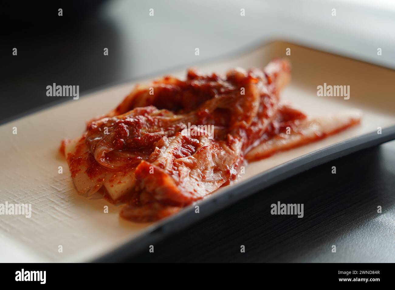 Cibo coreano Kimchi, Kimchi in un piatto bianco. Foto Stock