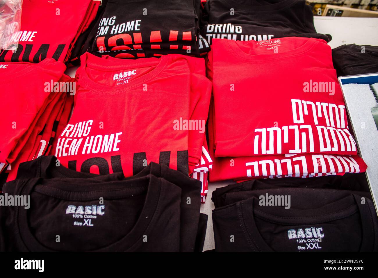 Tel Aviv, Israele, 1 marzo 2024, stand per lo shopping "Bring Them Home Now", dove i visitatori possono acquistare articoli con il ricavato destinato alle famiglie di ostaggi kidna Foto Stock