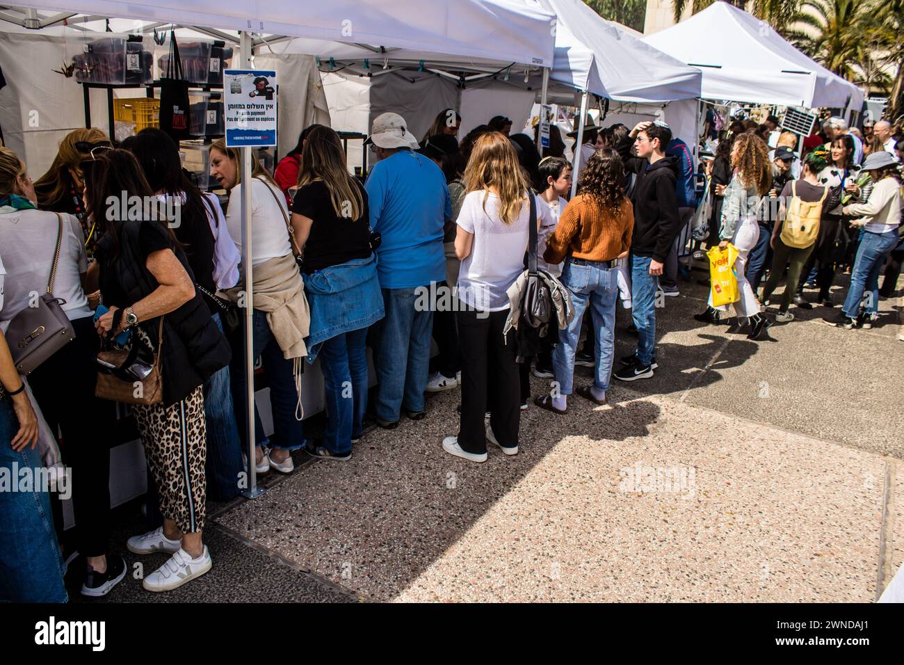 Tel Aviv, Israele, 1 marzo 2024, stand per lo shopping "Bring Them Home Now", dove i visitatori possono acquistare articoli con il ricavato destinato alle famiglie di ostaggi kidna Foto Stock