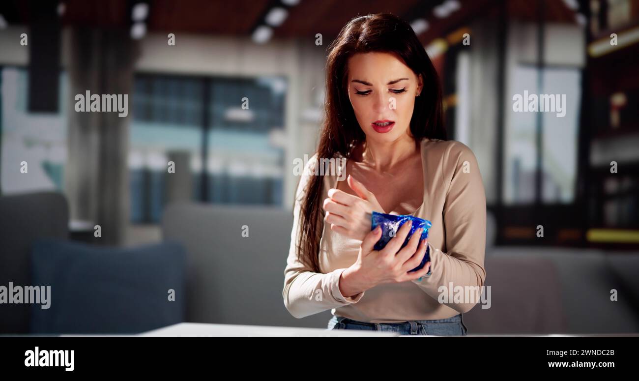 Compressore a freddo per pacchetti di ghiaccio. Dolore articolare al braccio Foto Stock