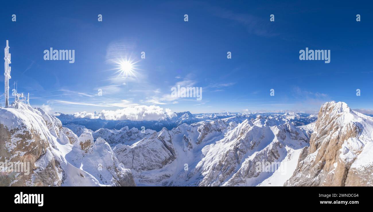 Cime innevate illuminate dal sole: Un paesaggio invernale meraviglioso Foto Stock