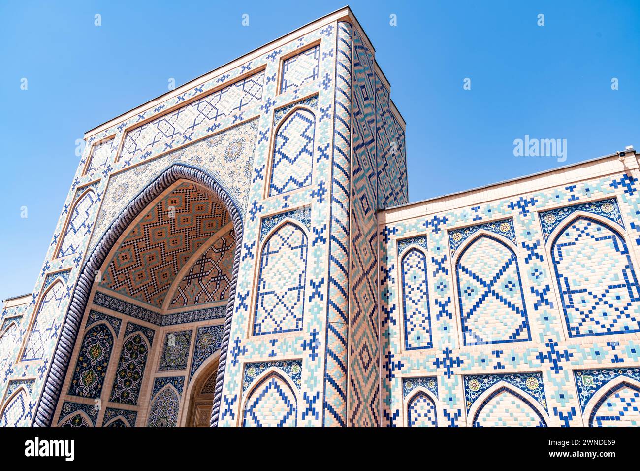 Tashkent, Uzbekistan-12 agosto 2023: Particolare del famoso Museo commemorativo Ulugbek a Tashkent in una giornata di sole Foto Stock