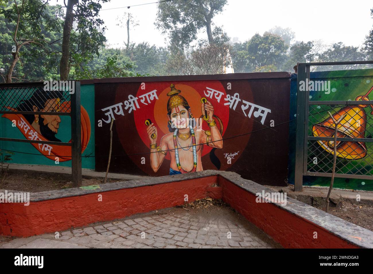 22 febbraio 2024, Dehradun City Uttarakhand, India. Sacred Wall Art: Lord Hanuman con lo slogan "Jai Shree RAM" a Dehradun, Uttarakhand, India. Abbracciare me Foto Stock