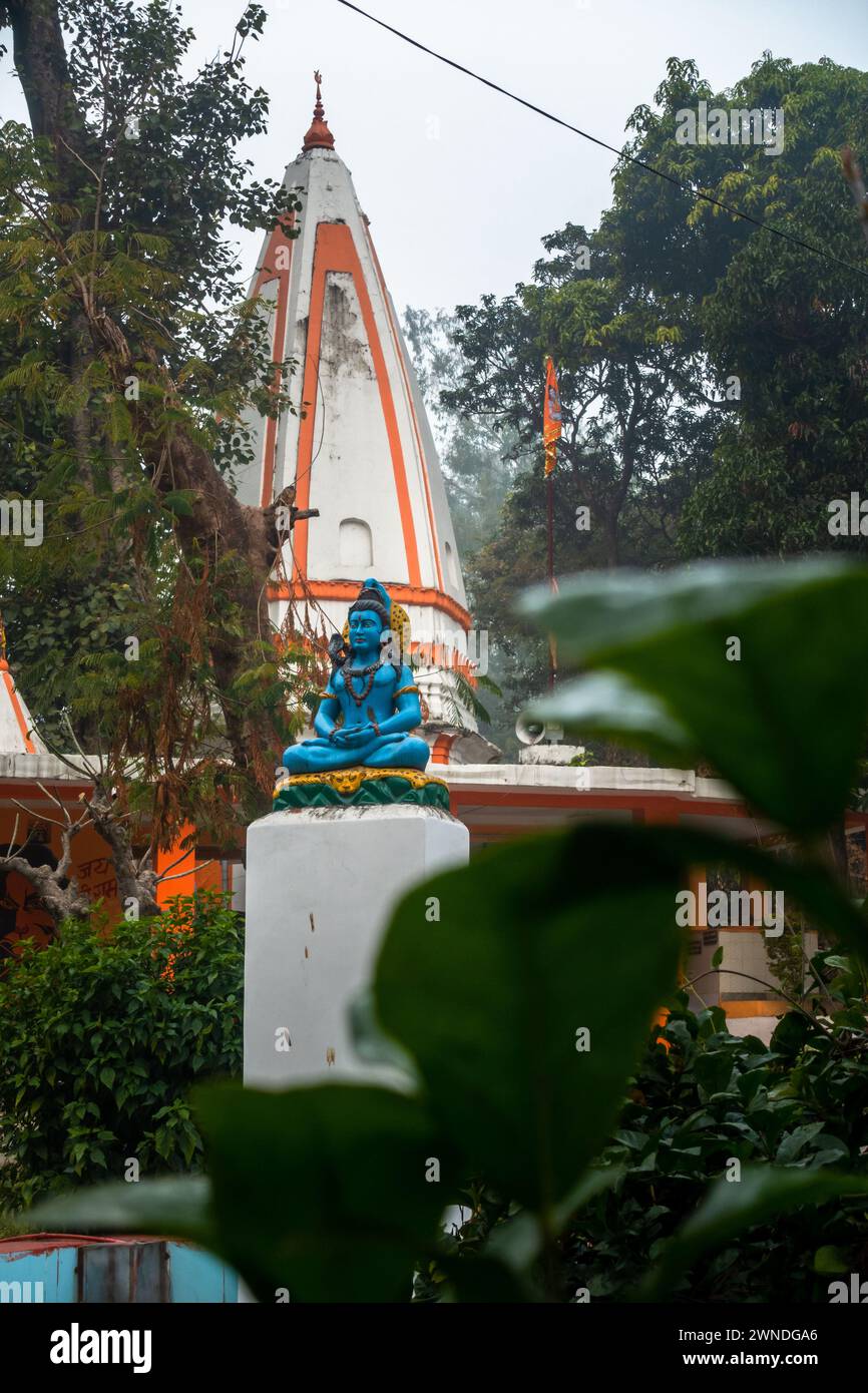 11 gennaio 2024, Uttarakhand India.Divine Shiva Statue: Meditative pose in Blue Stone Sculpture, Rajpur Road, Dehradun City, India. Festeggiamo Shivarat Foto Stock