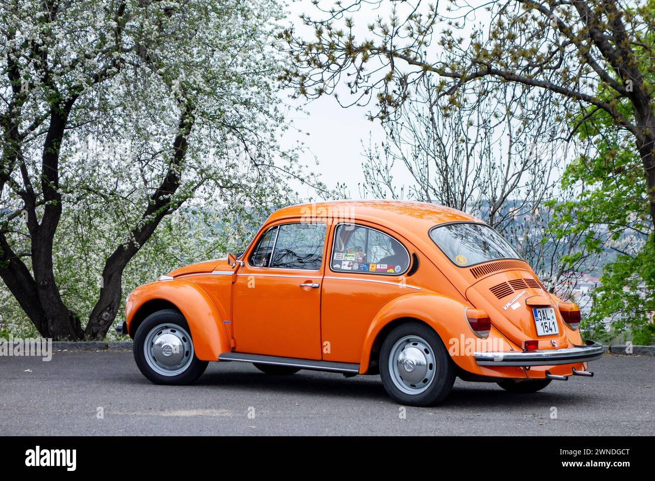 PRAGA, REPUBBLICA CECA - 25 APRILE 2015: La famosa auto automatica VW Beetle durante l'incontro primaverile degli appassionati di scarabeo a Praga vicino al Memoriale Vitkov Foto Stock