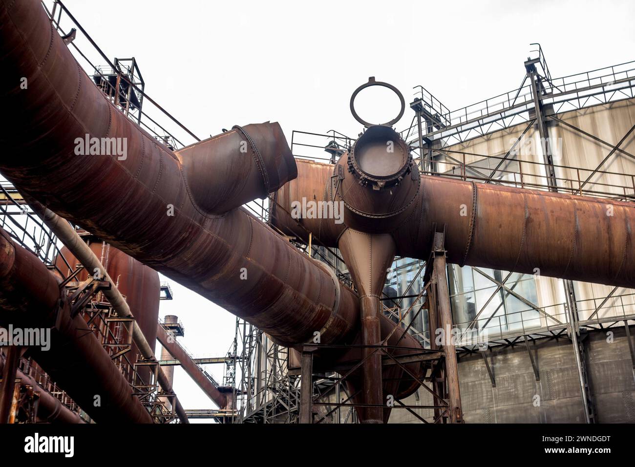 Rusty Pipes nella regione di Ostrava Vitkovice nella repubblica Ceca Foto Stock