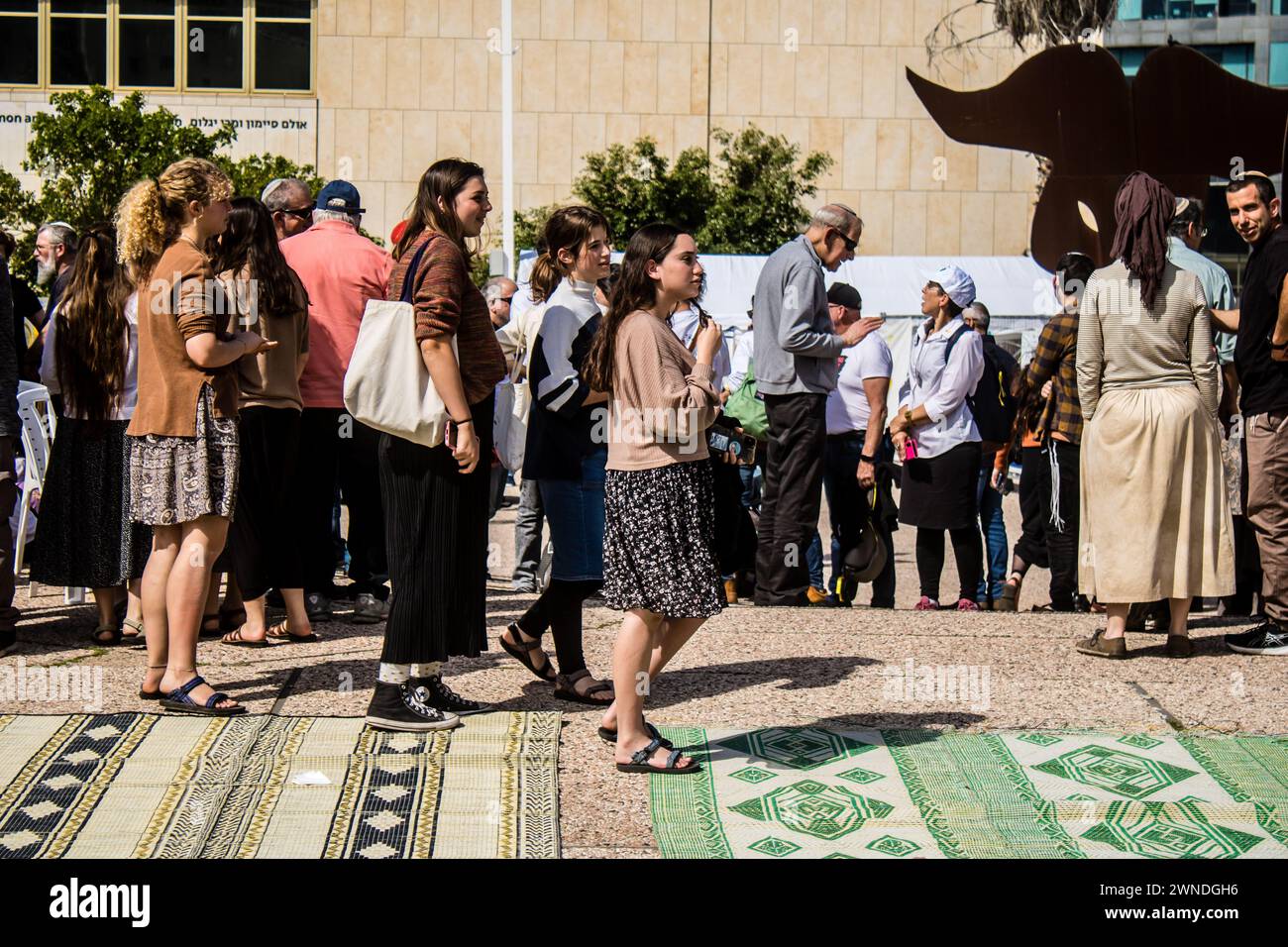 Tel Aviv, Israele, 1 marzo 2024 i religiosi ortodossi israeliani si riuniscono in Piazza degli ostaggi, di fronte al Museo d'Arte di Tel Aviv, in memoria di quei rapitori Foto Stock