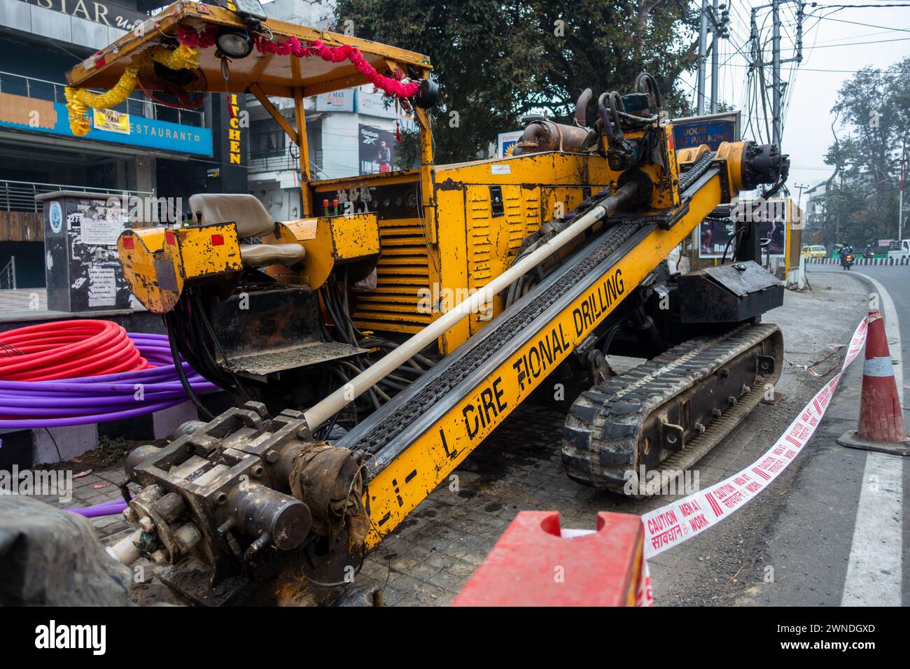 11 gennaio 2024, Uttarakhand India. Sviluppo delle infrastrutture urbane: Scavo stradale per il cablaggio sotterraneo, Rajpur Road, Dehradun, Uttarakhand, India Foto Stock