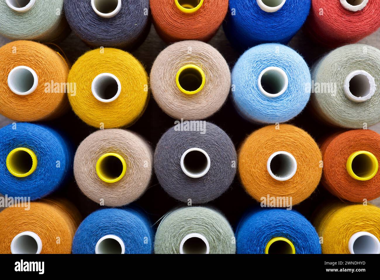 Primo piano di bobine multicolore di filo da cucire Foto Stock