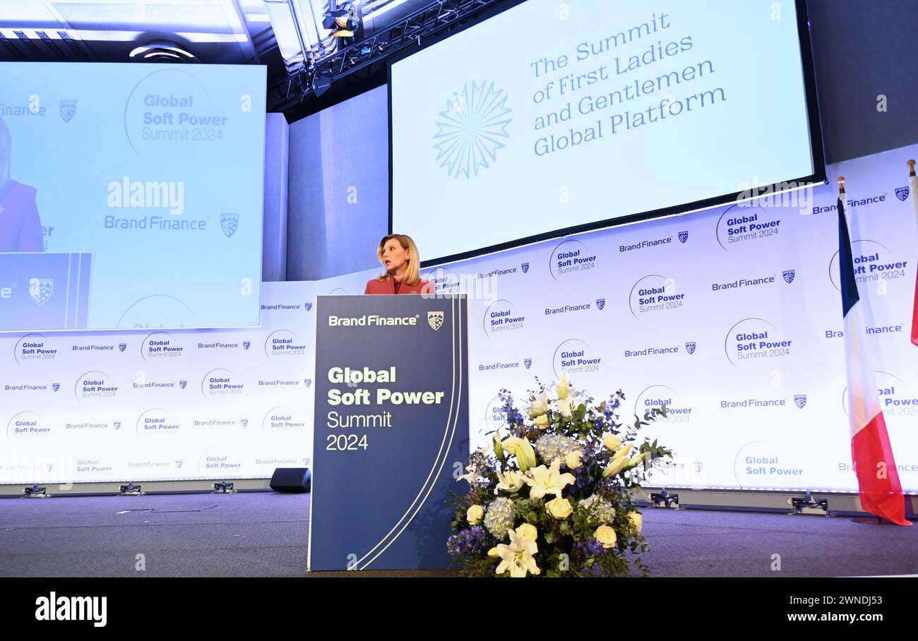 Olena Zelenska First Lady of Ukraine ha partecipato al Global Soft Power Summit di Londra per discutere del ruolo che svolge come first lady e di come utilizza la sua piattaforma globale per sensibilizzare e aiutare la salute mentale in Ucraina , desidera anche fornire pasti scolastici a tutti i bambini e fornire spazi aperti per le persone in futuro. Olena ha anche detto che l'Ucraina ha un sacco di arte e cultura e storia che vorrebbe condividere con il mondo occidentale in futuro come da allora invasione russa e' stato impossibile fare questo... Foto Stock